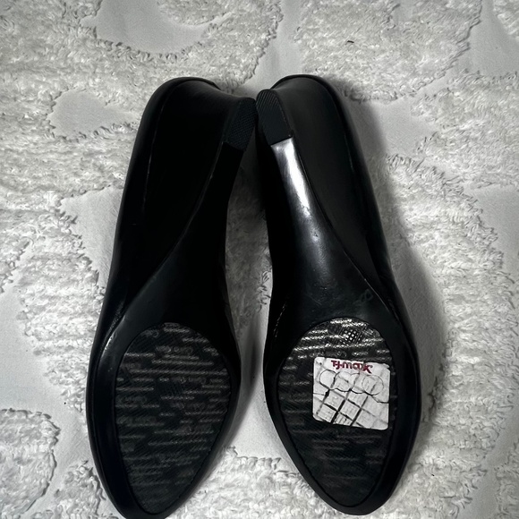 Calvin Klein Black 2.5 inch wedge comfort pumps size 11 - Picture 2 of 3